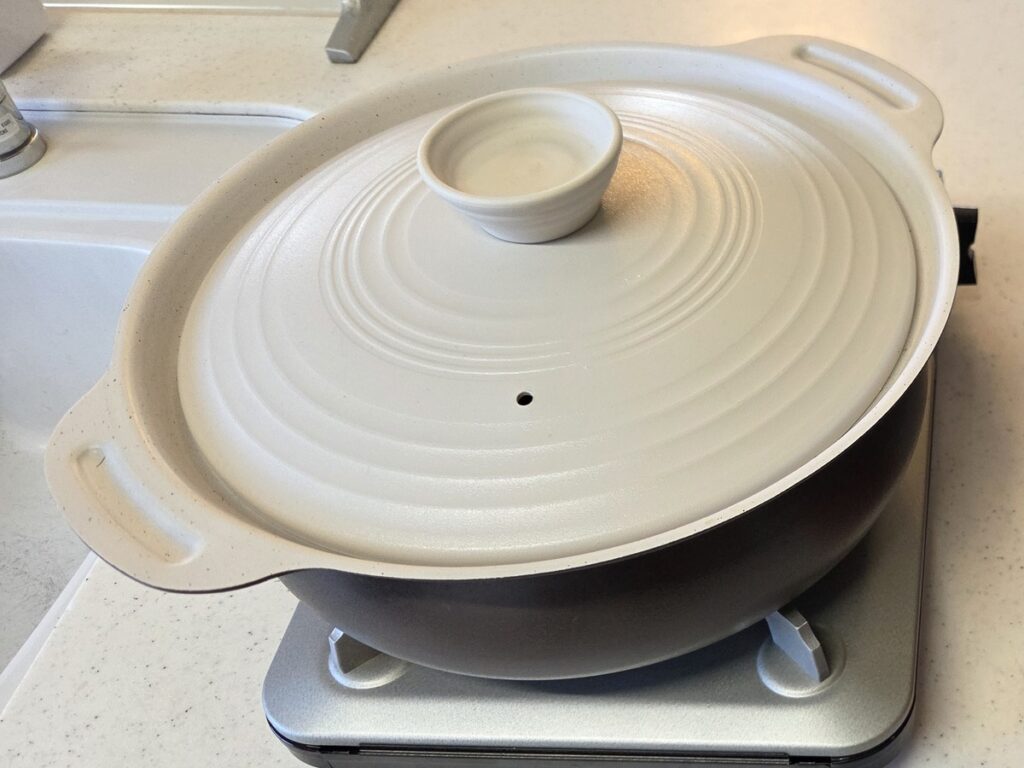 あの日買った土鍋風の大きな鍋と、カセットコンロ